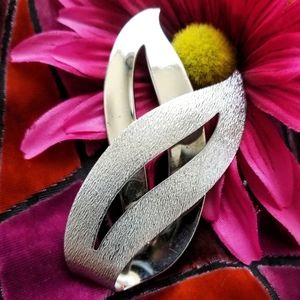 Vintage Sarah Coventry brooch silver pin crossover